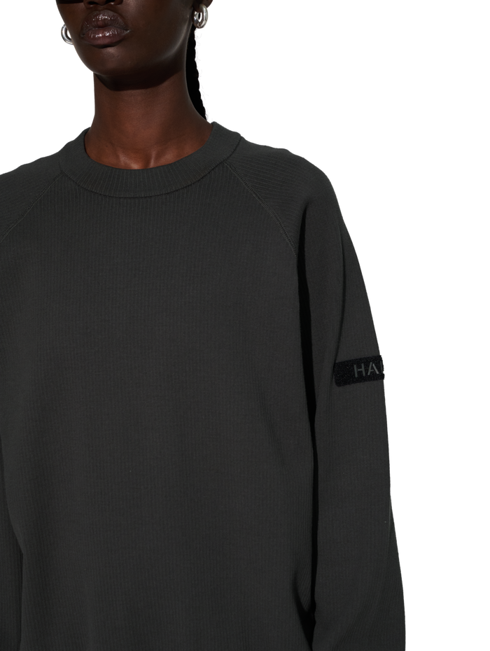 HALO INFANTRY CREWNECK, ASPHALT, model