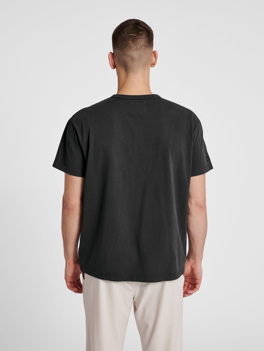 HALO HEAVY COTTON TEE, BLACKENED PEARL, model