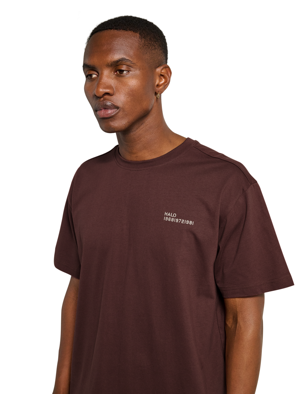 HALO GRAPHIC T-SHIRT, BITTER CHOCOLATE/BITTERCHOCOLA, model