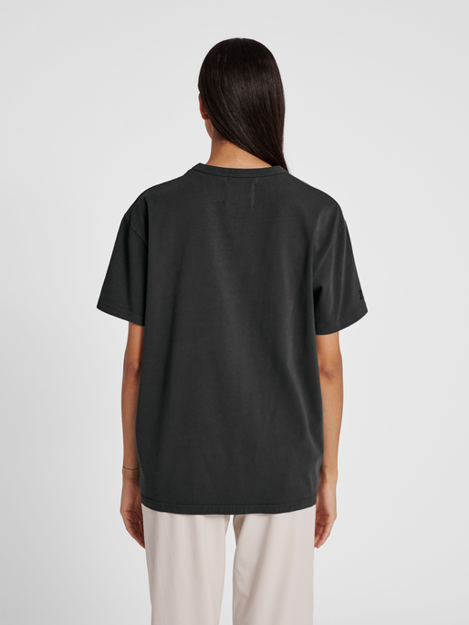 HALO HEAVY COTTON TEE, BLACKENED PEARL, model