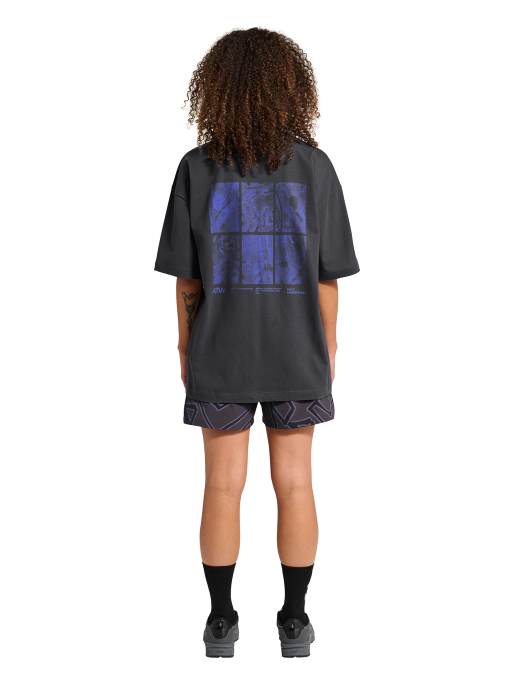 HALO GRAPHIC BOXY T-SHIRT, ASPHALT/NEON BLUE, model