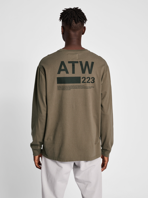 HALO GRAPHIC L/S TEE, MAJOR BROWN, model