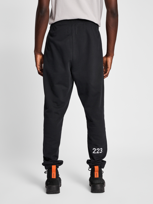 HALO GRAPHIC SWEATPANTS, BLACK, model