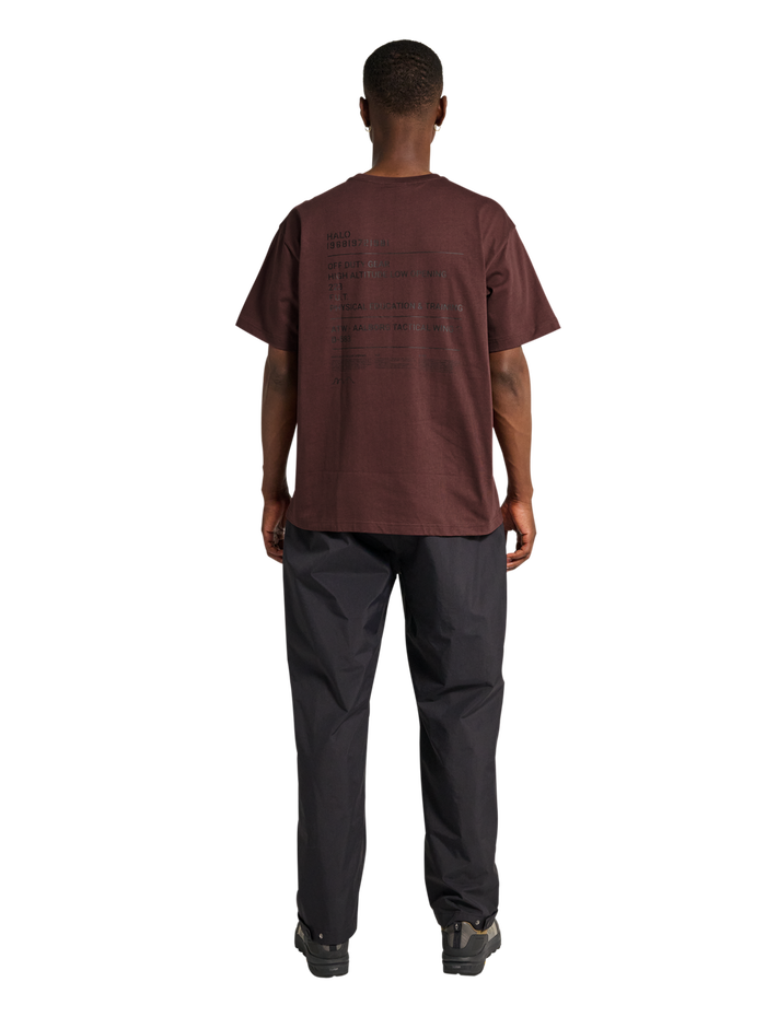 HALO GRAPHIC T-SHIRT, BITTER CHOCOLATE, model