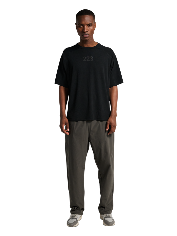 HALO SORONA BOXY T-SHIRT, BLACK, model