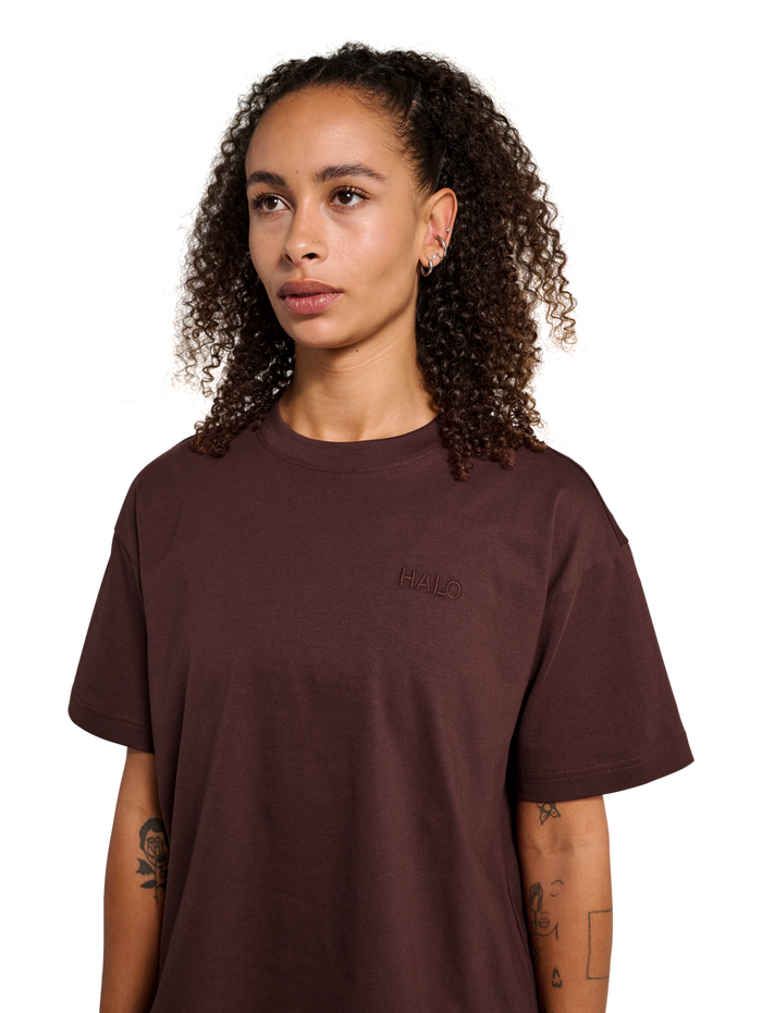 HALO WOMEN LOGO T-SHIRT, BITTER CHOCOLATE, model