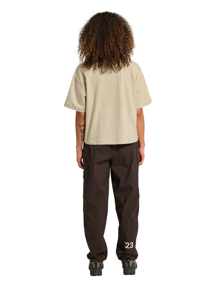 HALO WOMEN LOGO T-SHIRT, OYSTER GRAY, model