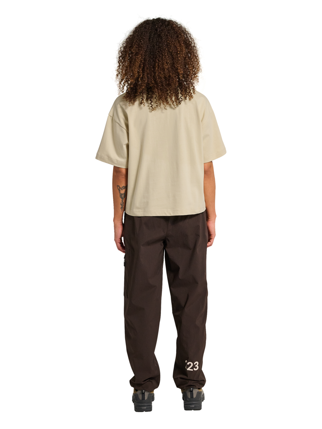 HALO WOMEN LOGO T-SHIRT, OYSTER GRAY, model