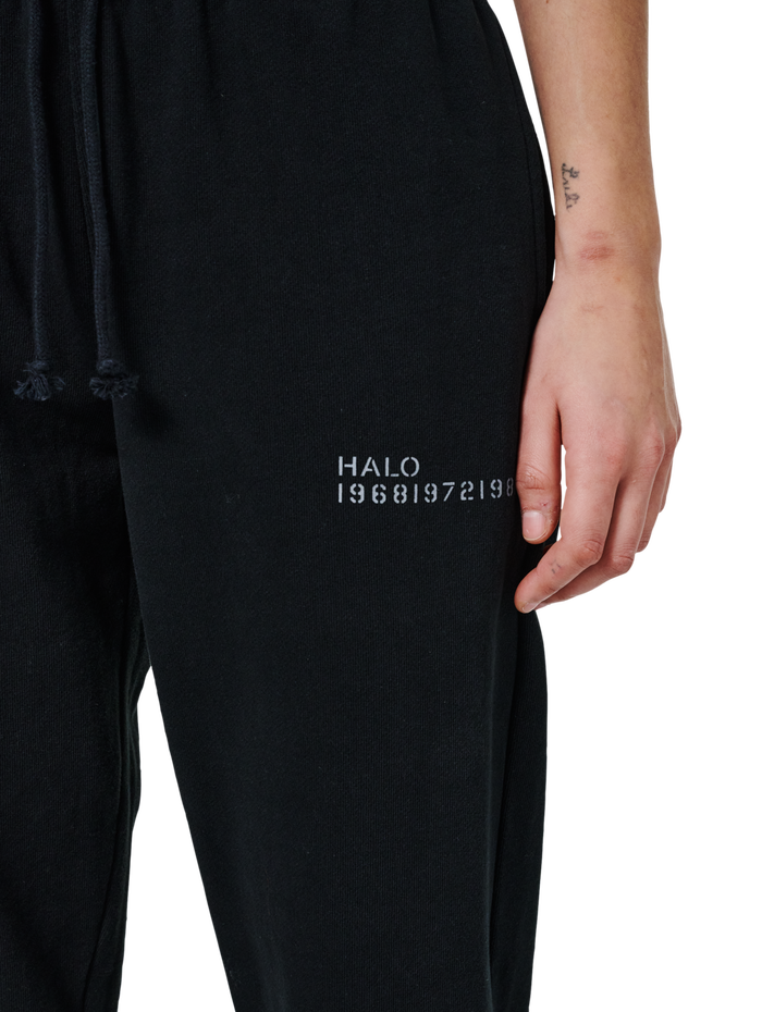 HALO ESSENTIAL SWEATPANTS, BLACK, model