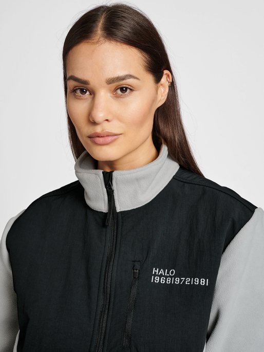 HALO BLOCKED ZIP FLEECE, HARBOR MIST, model