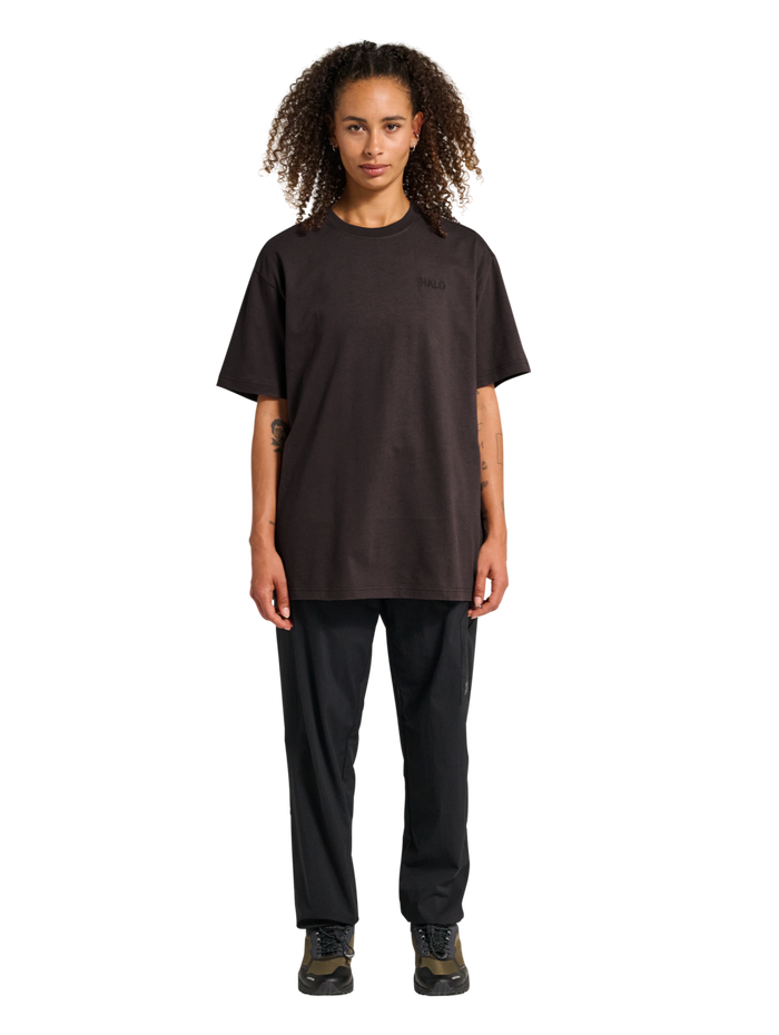 HALO LOGO T-SHIRT, CHOCOLATE TORTE, model