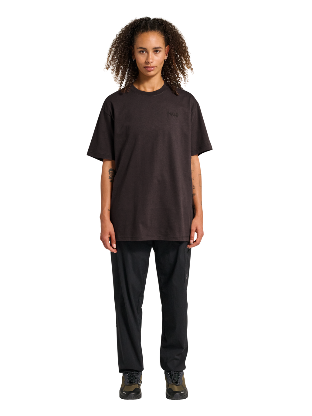 HALO LOGO T-SHIRT, CHOCOLATE TORTE, model