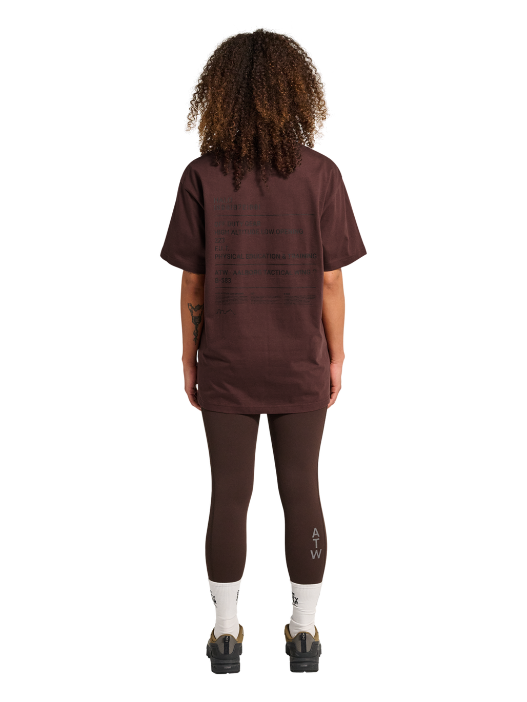 HALO GRAPHIC T-SHIRT, BITTER CHOCOLATE, model