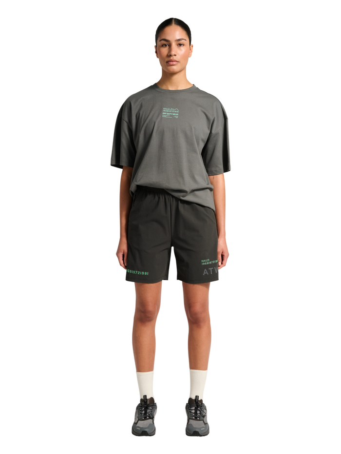 HALO AIR SHORTS, RAVEN, model