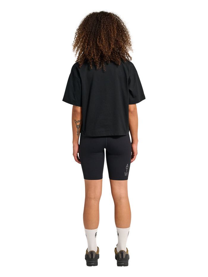 HALO WOMEN LOGO T-SHIRT, BLACK, model