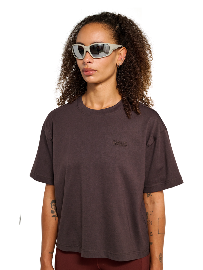 HALO WOMEN LOGO T-SHIRT, CHOCOLATE TORTE, model
