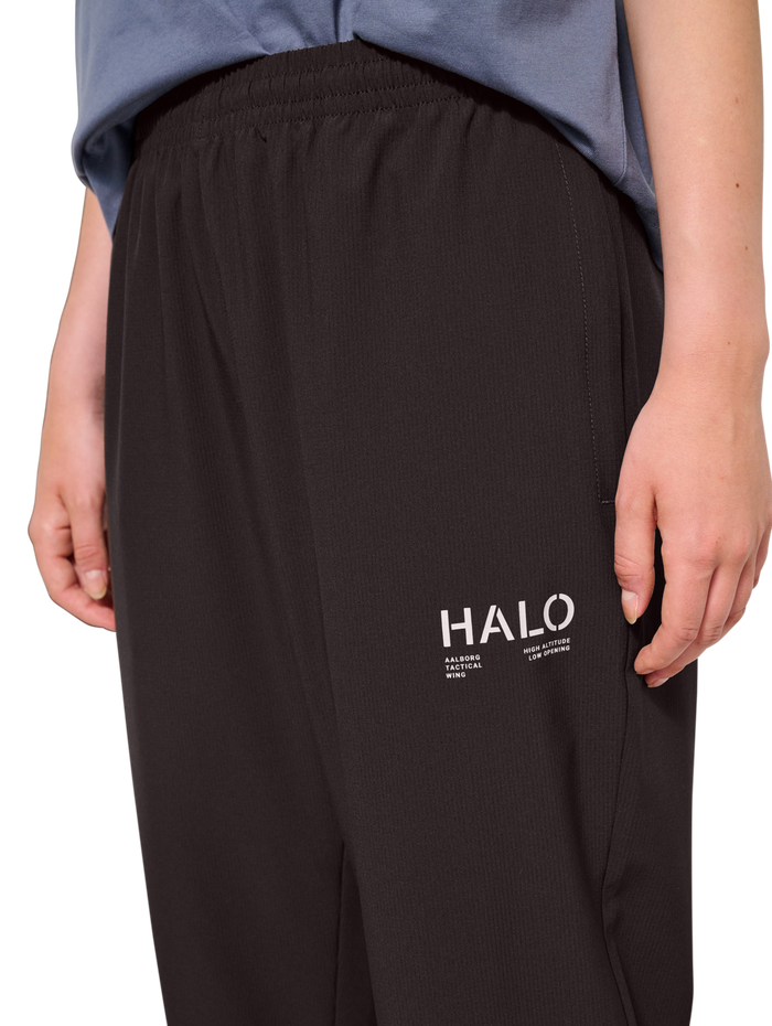 HALO TECH PANTS, CHOCOLATE TORTE, model