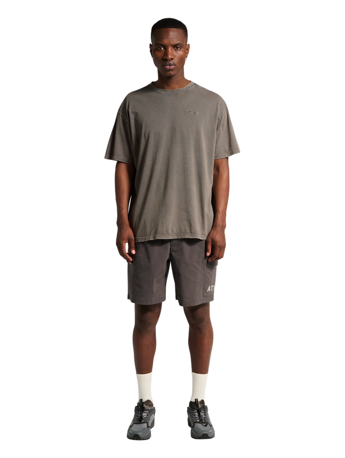 HALO LOGO T-SHIRT 2.0, GUNMETAL, model