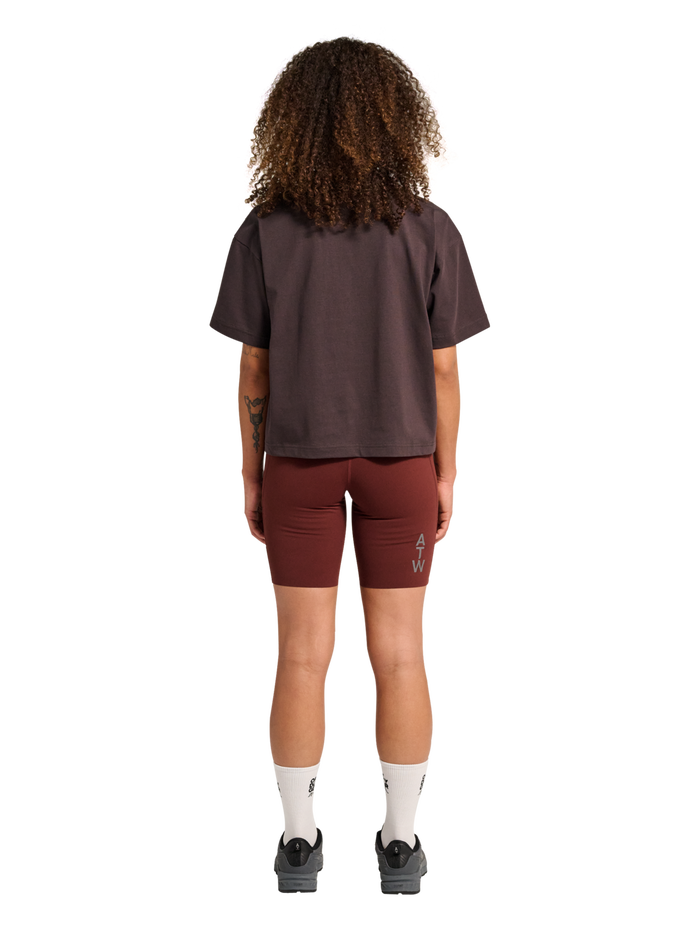 HALO WOMEN LOGO T-SHIRT, CHOCOLATE TORTE, model