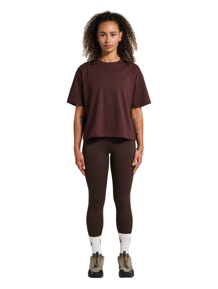 HALO WOMEN LOGO T-SHIRT, BITTER CHOCOLATE, model