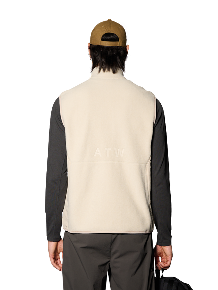 HALO ATW TEDDY FLEECE VEST, OYSTER GRAY, model