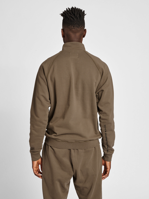 HALO COTTON HALFZIP, MAJOR BROWN, model