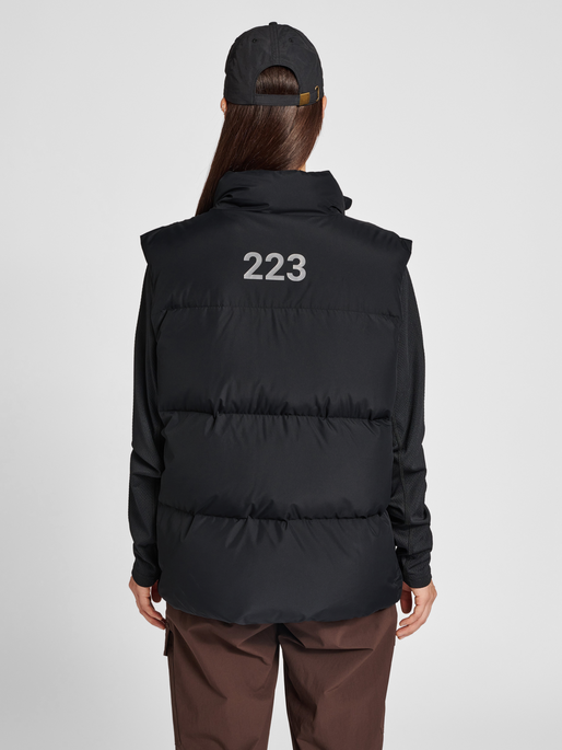 HALO DOWN VEST, BLACK, model