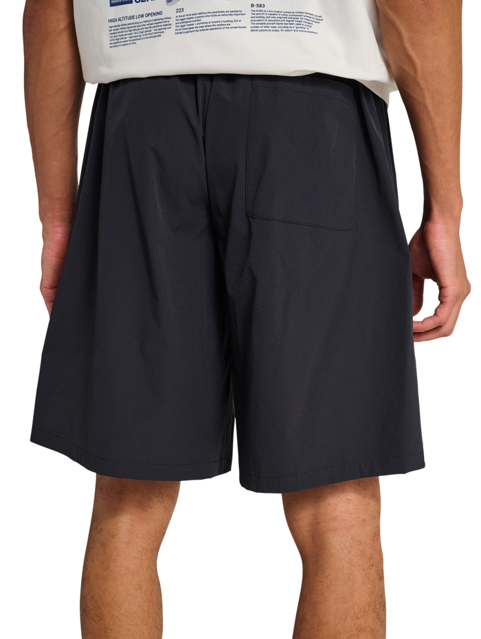 HALO MOVE SHORTS, BLACK, model