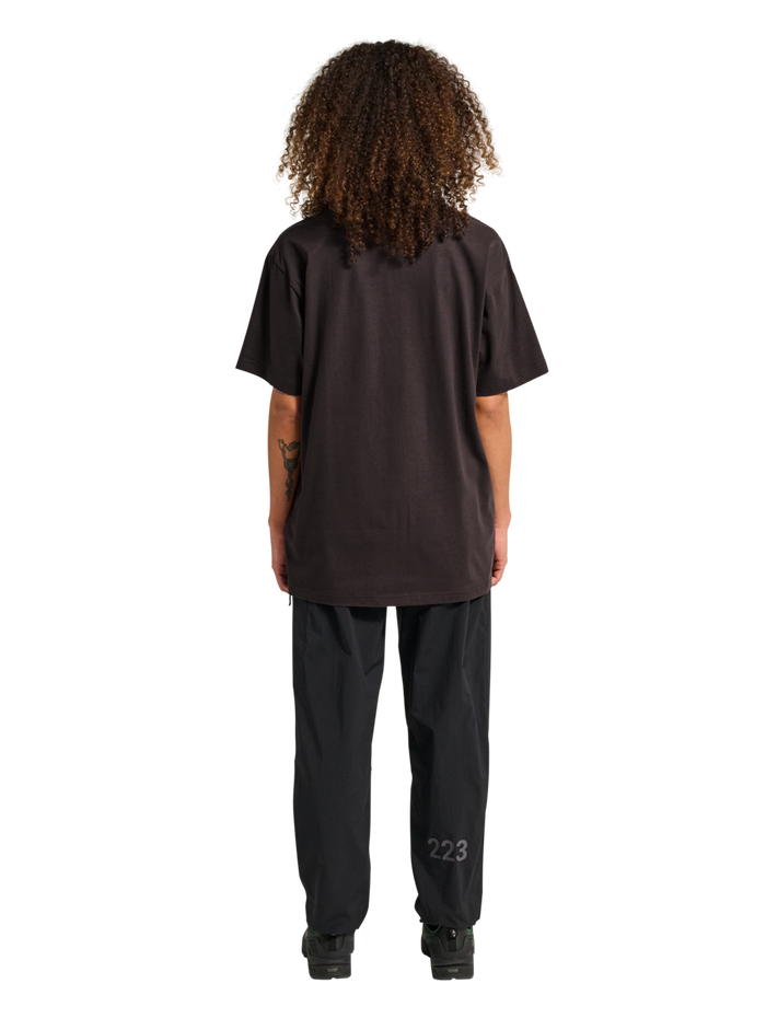 HALO LOGO T-SHIRT, CHOCOLATE TORTE, model