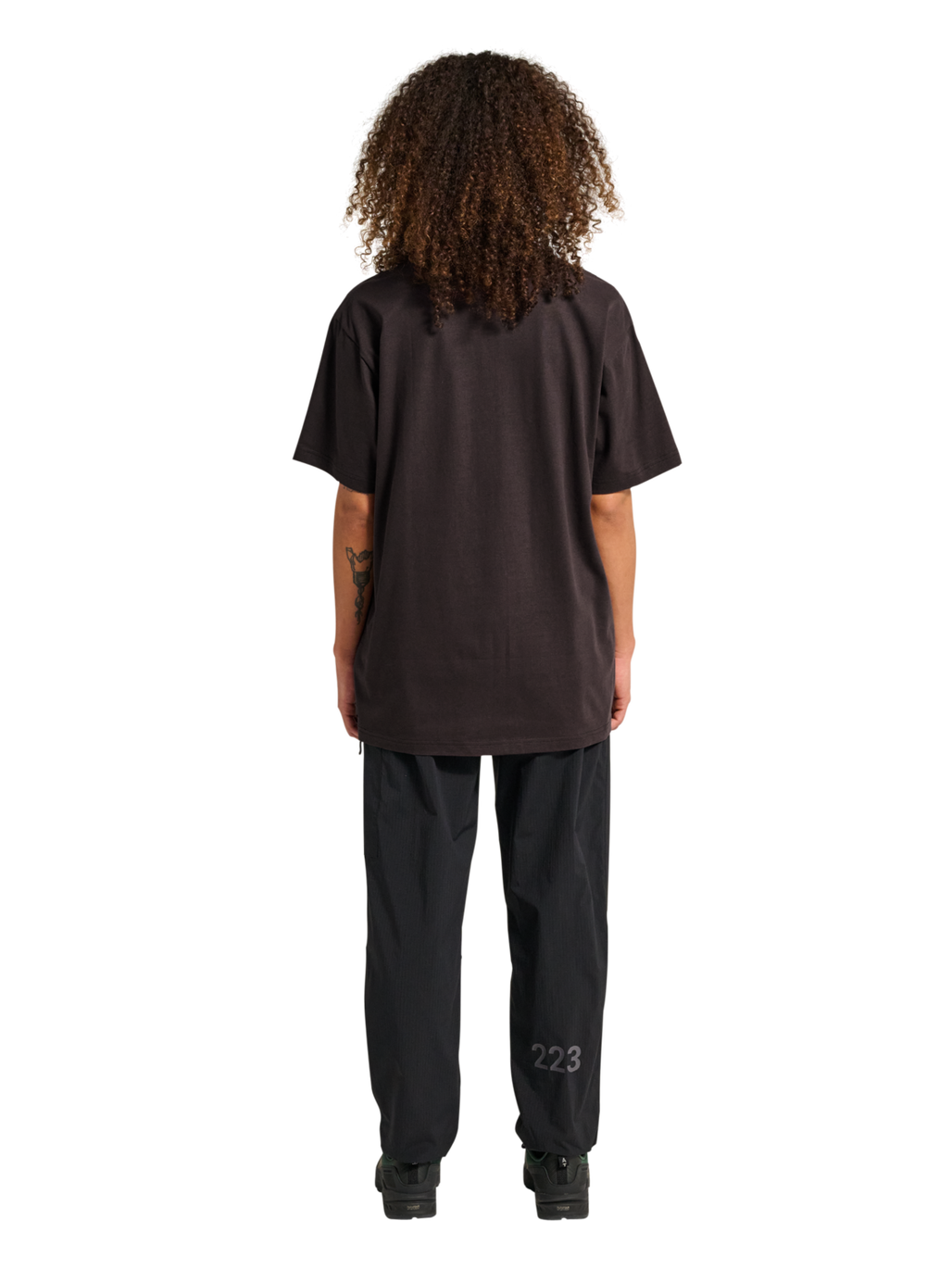 HALO LOGO T-SHIRT, CHOCOLATE TORTE, model