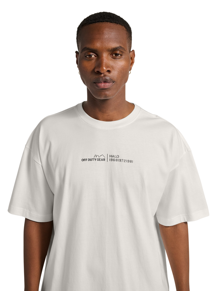 HALO GRAPHIC BOXY T-SHIRT, MARSHMALLOW, model
