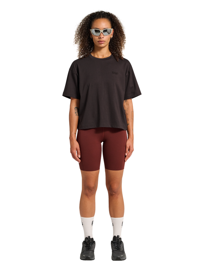 HALO WOMEN LOGO T-SHIRT, CHOCOLATE TORTE, model