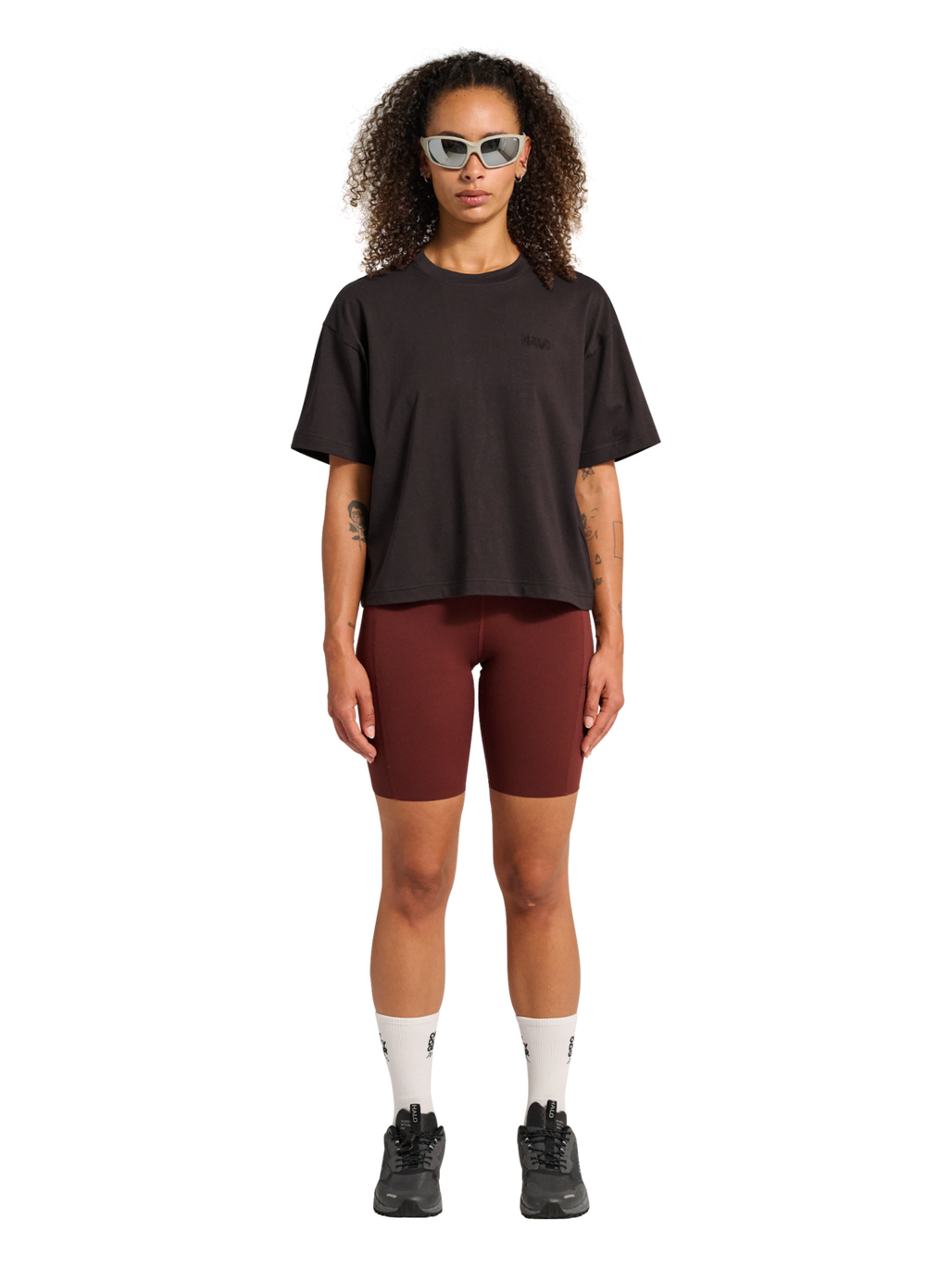 HALO WOMEN LOGO T-SHIRT, CHOCOLATE TORTE, model
