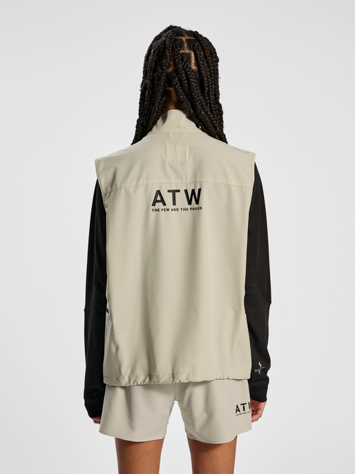 HALO TECH VEST, OYSTER GRAY, model