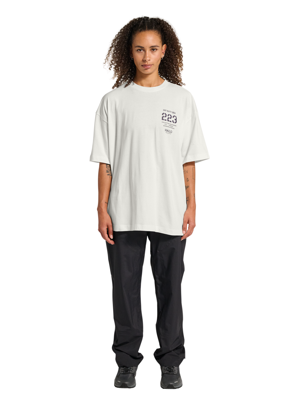 HALO GRAPHIC BOXY T-SHIRT, MARSHMALLOW/DEEP WELL, model