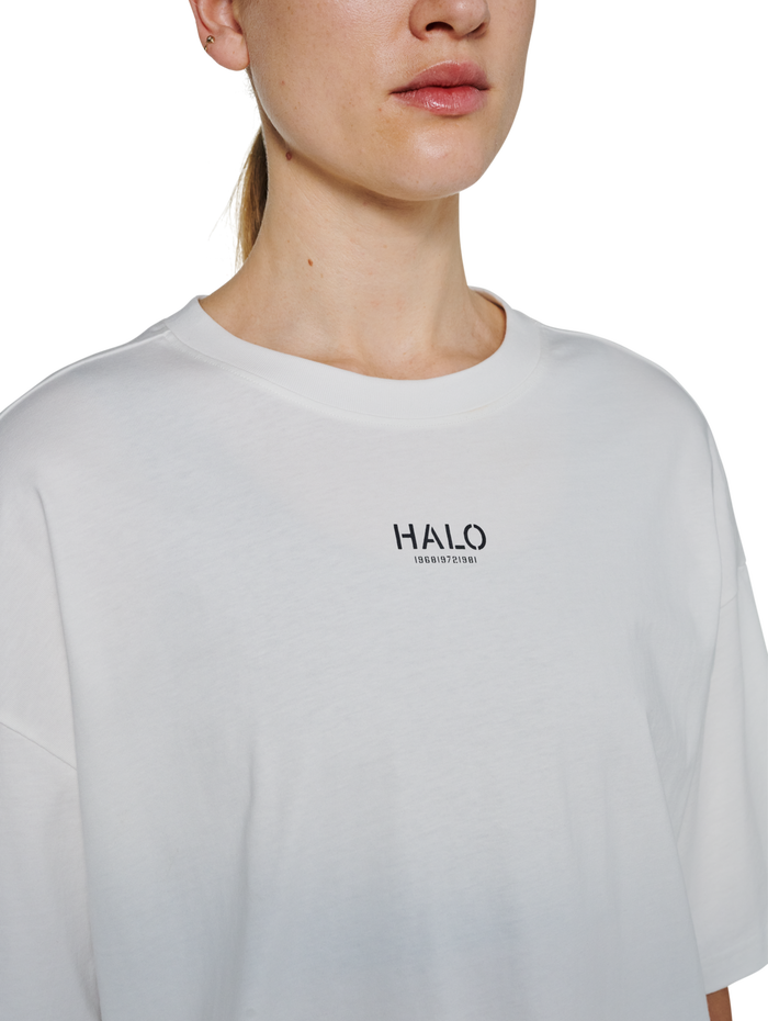 HALO GRAPHIC BOXY T-SHIRT, MARSHMALLOW/DEEP WELL, model