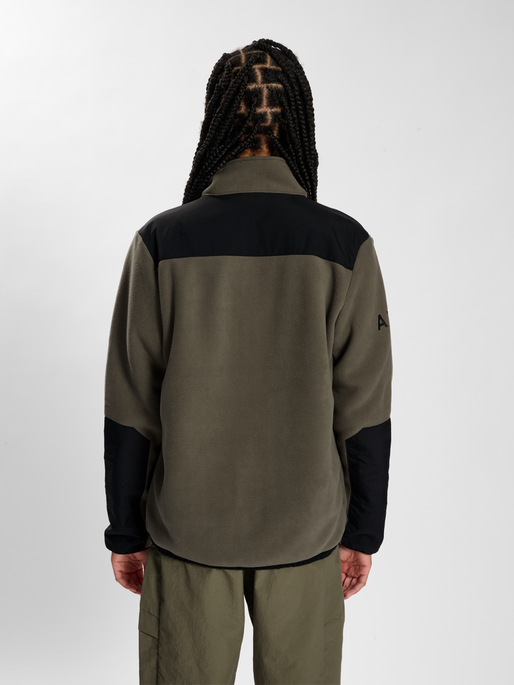 HALO BLOCKED ZIP FLEECE, MOREL, model