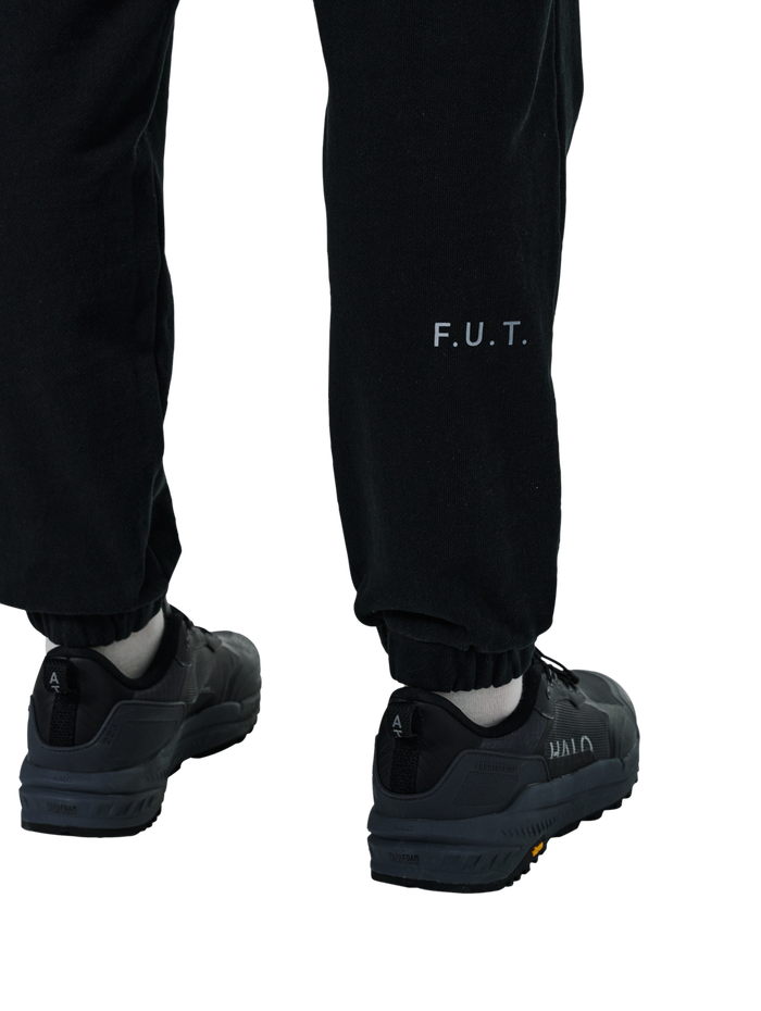 HALO ESSENTIAL SWEATPANTS, BLACK, model