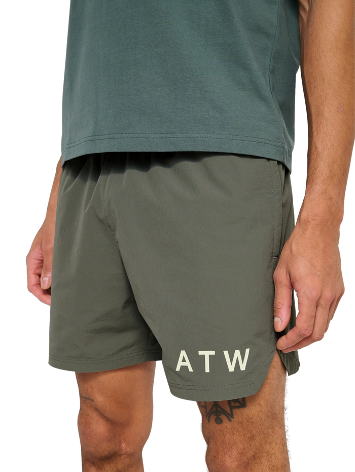 HALO SHORTS, GUNMETAL, model