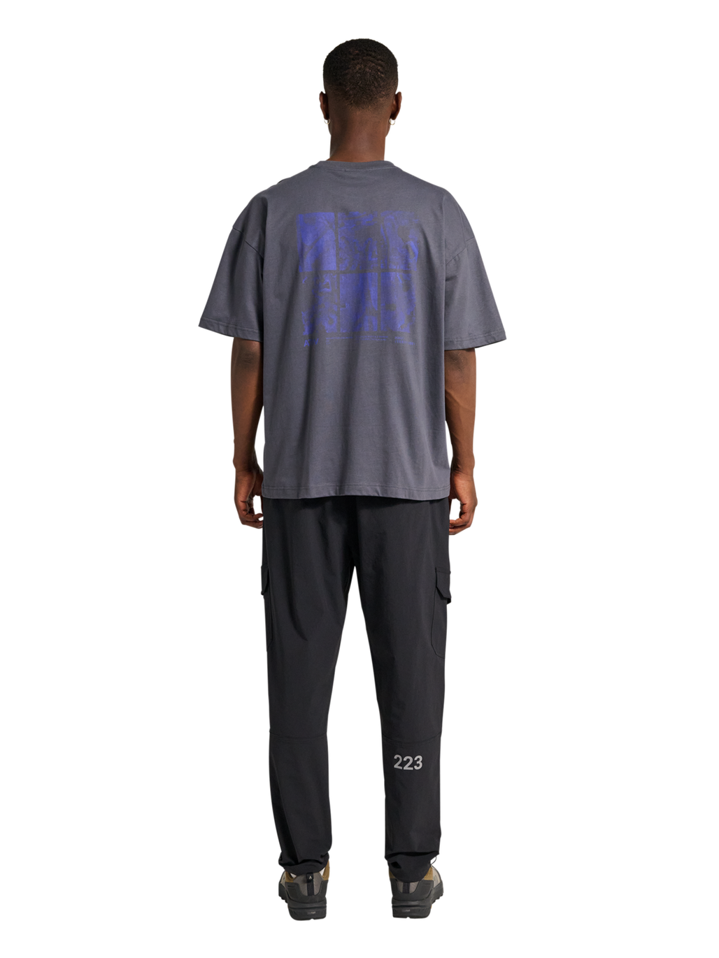 HALO GRAPHIC BOXY T-SHIRT, ASPHALT/NEON BLUE, model