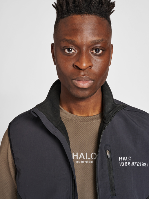 HALO BLOCKED FLEECE VEST, BLACK, model
