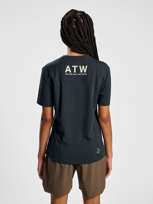 HALO SORONA TRAINING T-SHIRT, EBONY, model