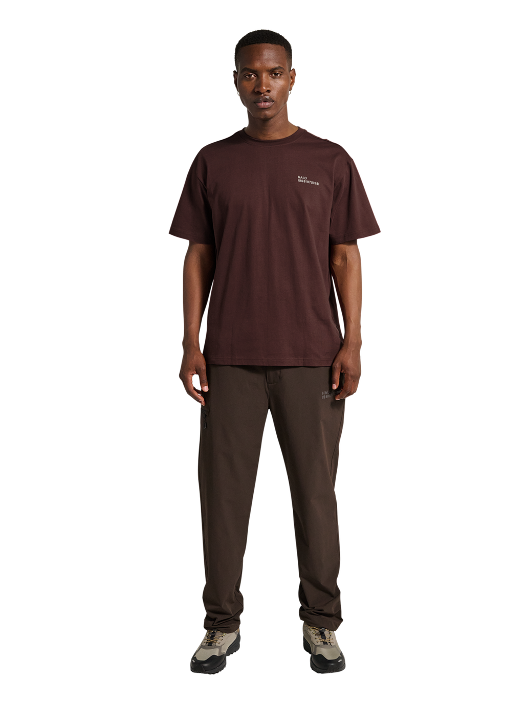 HALO GRAPHIC T-SHIRT, BITTER CHOCOLATE/BITTERCHOCOLA, model