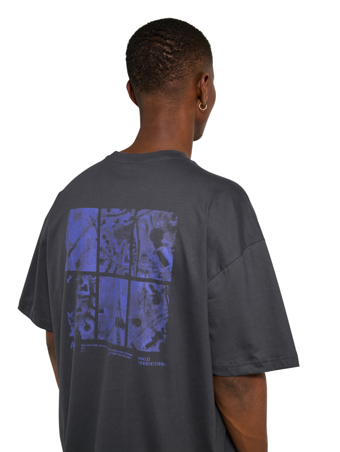 HALO GRAPHIC BOXY T-SHIRT, ASPHALT/NEON BLUE, model