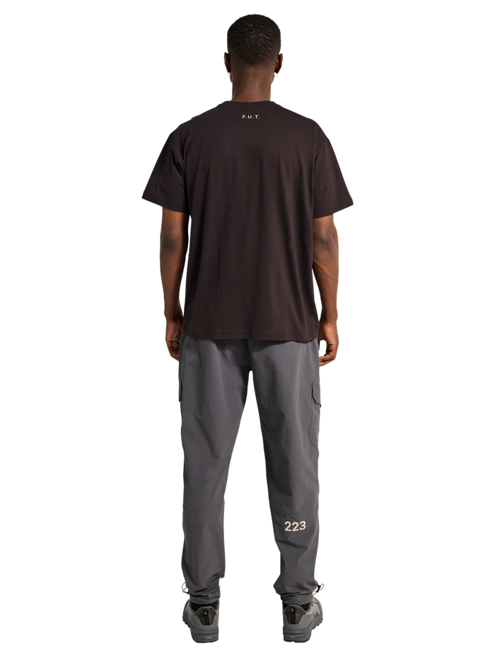 HALO ESSENTIAL T-SHIRT, CHOCOLATE TORTE, model