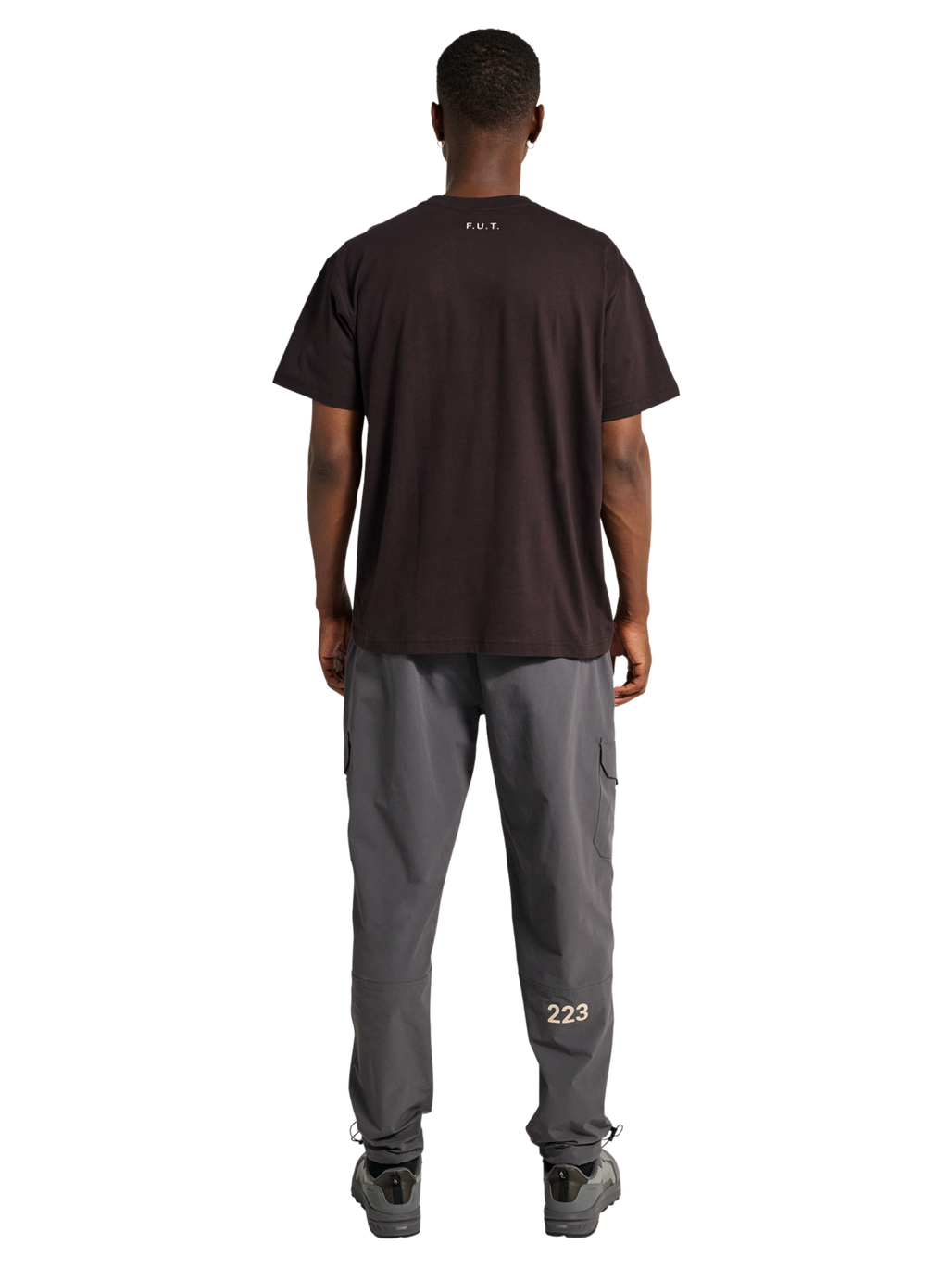 HALO ESSENTIAL T-SHIRT, CHOCOLATE TORTE, model