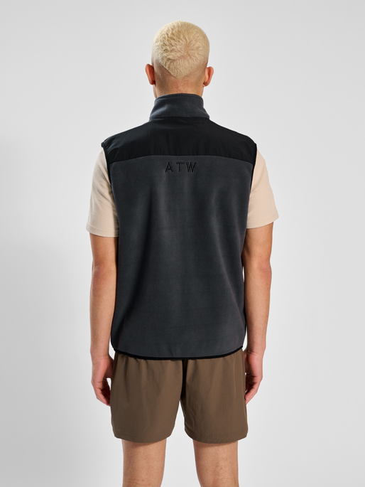 HALO BLOCKED FLEECE VEST, EBONY, model