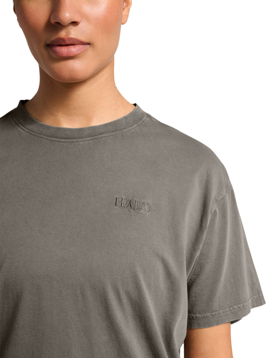 HALO LOGO T-SHIRT 2.0, GUNMETAL, model