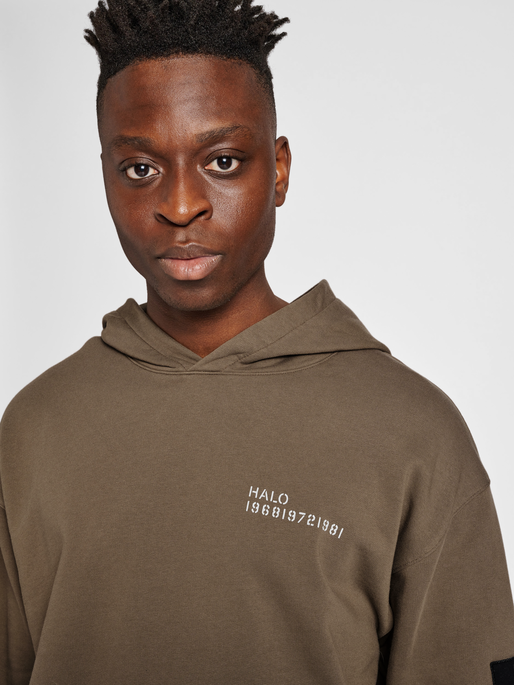 HALO COTTON HOODIE, MAJOR BROWN, model