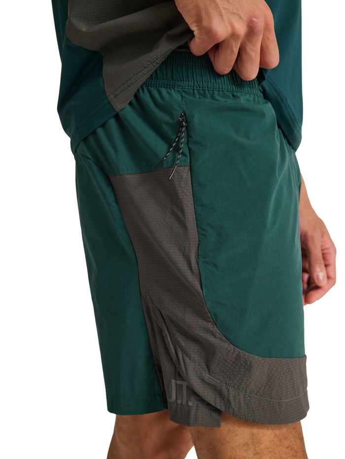 HALO DIVISION SHORTS, SEA MOSS, model